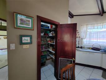 Venta casa 1 nivel amplia con jardín y 4 parqueos $461,375 #26-1822 GS