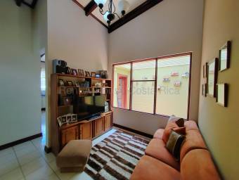 Venta casa 1 nivel amplia con jardín y 4 parqueos $461,375 #26-1822 GS