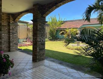 Venta casa lujo amplia con jardín, oficina y jacuzzi $498,000 #26-1825 GS