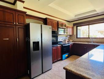 Venta casa lujo amplia con jardín, oficina y jacuzzi $498,000 #26-1825 GS