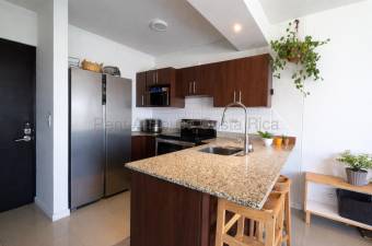 Venta apartamento con balcón y vista en condominio con amenidades completas 26-1527 GS
