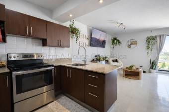 Venta apartamento con balcón y vista en condominio con amenidades completas 26-1527 GS