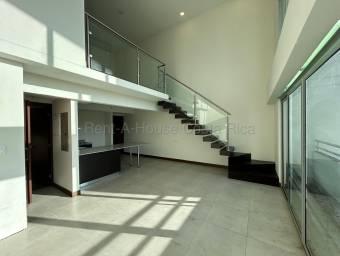 Hermoso penthouse moderno con grandes ventanas ideal para inversión en Torres de Heredia #26-1805 GS