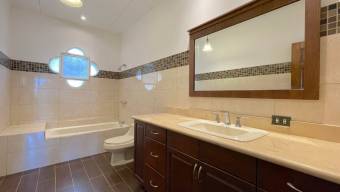 Alquiler de Apartamento Tipo Casa en Escazú, San José. RAH 26-1365