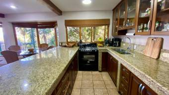 Se vende espaciosa casa en San Antonio Escazú 26-1567