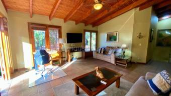 Se vende espaciosa casa en San Antonio Escazú 26-1567