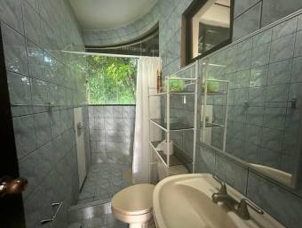 Oportunidad. Se vende casa en comunidad privada en Playa del Coco.