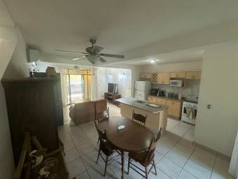 Oportunidad. Se vende casa en comunidad privada en Playa del Coco.