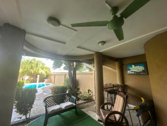 Oportunidad. Se vende casa en comunidad privada en Playa del Coco.