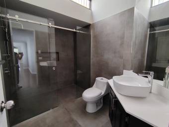 Se vende casa con piscina en Escazú San José 26-1526 