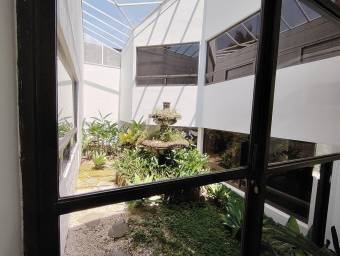 Se vende casa con piscina en Escazú San José 26-1526 