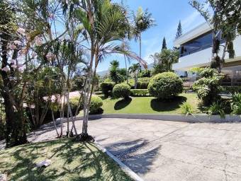 Se vende casa con piscina en Escazú San José 26-1526 