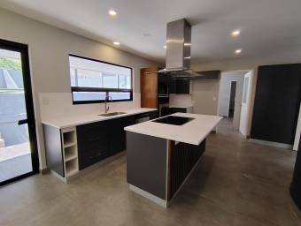 Se vende casa con piscina en Escazú San José 26-1526 