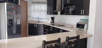 Casa de 3 niveles en residencial tranquilo cerca de Tres Ríos #26-1812 GS