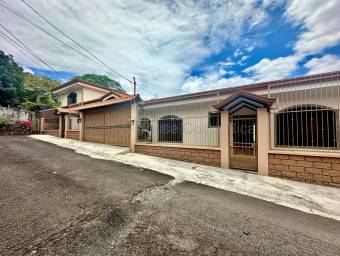 Venta propiedad con 2 casas, amplio terreno y potencial de inversión #26-1800 GS