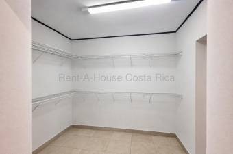 Venta propiedad con 2 casas, amplio terreno y potencial de inversión #26-1800 GS