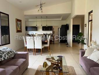Casa en venta moderna con amplio lote y diseño exclusivo en Santa Ana #26-1487 GS