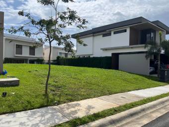 Lote en venta en condominio con amenidades y excelente entorno natural #26-368 GS