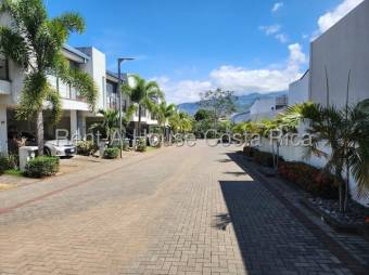 Venta Casa 3h/2.5b/2p en condominio MLS#26-1429