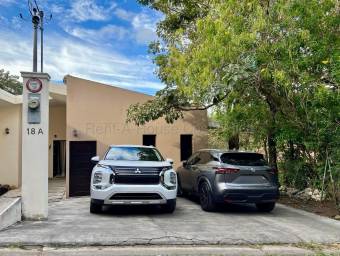 Casa en venta moderna con jardines y diseño exclusivo en Santa Ana #26-1487 GS