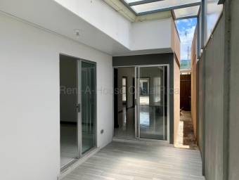 Alquiler casa moderna en condominio con patio y amenidades #26-1849 GS