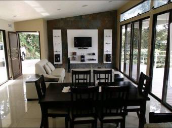 Casa en venta moderna con amplio terreno y potencial de desarrollo en Turrúcares #26-1017 GS