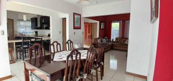 Venta casa de 3 niveles con jardín y seguridad, ideal para familia #26-1812 GS