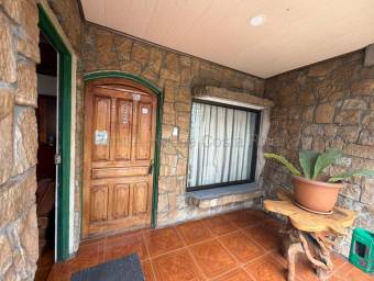 Gran casa en Venta - Excelente ubicación en Desamparados.