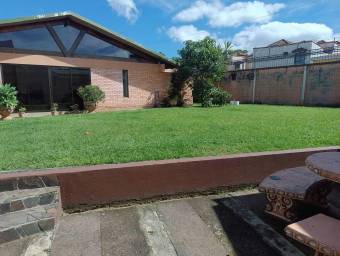 Se vende casa en Tirrases Curridabat 25-1167