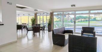 Apartamento en venta con balcón y amenidades tipo resort en La Sabana #26-1685 GS