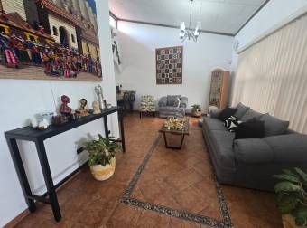 VENTA DE CASA DE UNA PLANTA EN RESIDENCIAL, SANTO DOMINGO, HDIA