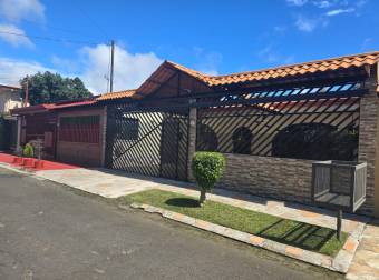 VENTA DE CASA DE UNA PLANTA EN RESIDENCIAL, SANTO DOMINGO, HDIA