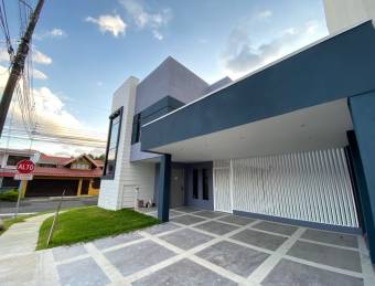 TERRAQUEA Espectauclar Diseño  Increible Ubicación Estrene Casa Esquinera en Guayabos 