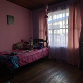 Estupenda propiedad de inversión con una casa y dos apartamentos en Zapote Centro. #20-694