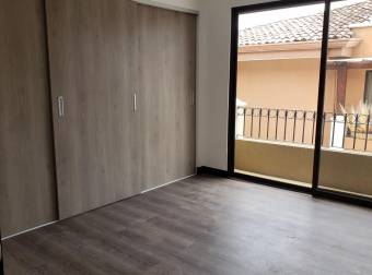 A la venta casa de hermosos detalles en Condominio de Escazú Centro. #20-1417