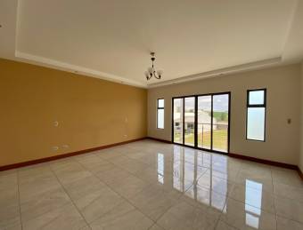 Comfortable House in Condominium Space for 3 Parking Spaces  Spacious Kitchen