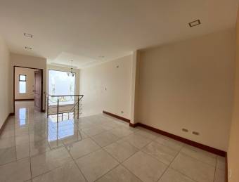 Comfortable House in Condominium Space for 3 Parking Spaces  Spacious Kitchen