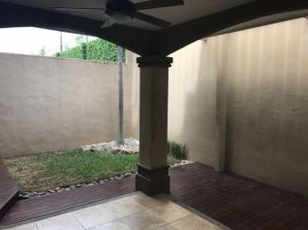 se vende esta casa aprovecha poder vivir en la mejor zona de lindora 20-1423