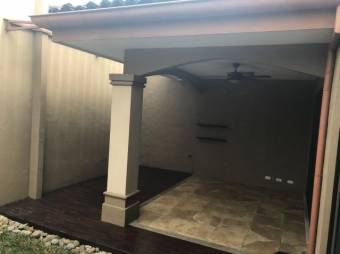 se vende esta casa aprovecha poder vivir en la mejor zona de lindora 20-1423