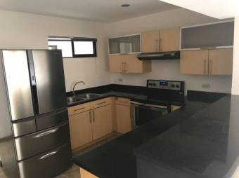 se vende esta casa aprovecha poder vivir en la mejor zona de lindora 20-1423