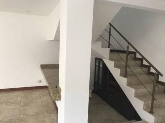 se vende esta casa aprovecha poder vivir en la mejor zona de lindora 20-1423