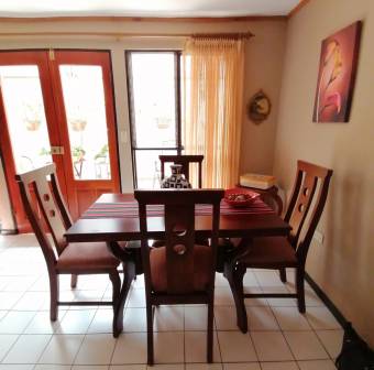 Beautiful house with room on the first floor, in residential with excellent location