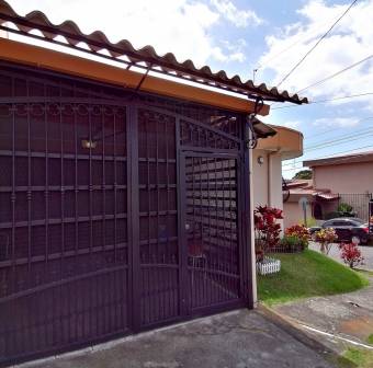Beautiful house with room on the first floor, in residential with excellent location
