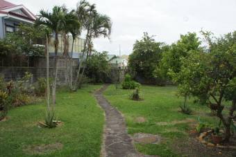 Excelente propiedad con ubicación inmejorable en el centro Santo Domingo de Heredia. #20-909