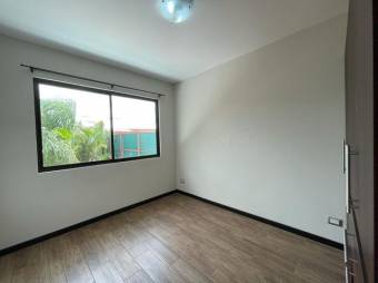 Se alquila espacioso apartamento  duplex con patio en bosques de doña rosa 21-1524 