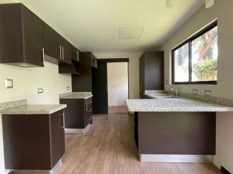 Se alquila espacioso apartamento  duplex con patio en bosques de doña rosa 21-1524 