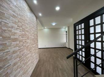 Se alquila espacioso apartamento  duplex con patio en bosques de doña rosa 21-1524 