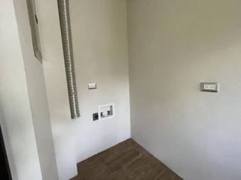 Se alquila espacioso apartamento  duplex con patio en bosques de doña rosa 21-1524 