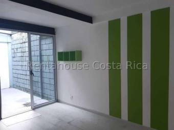 Se alquila espacioso apartamento rodeado de jardinez en guachipelin Escazu 22-2266