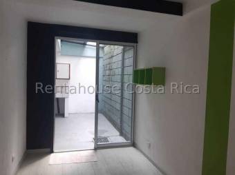 Se alquila espacioso apartamento rodeado de jardinez en guachipelin Escazu 22-2266